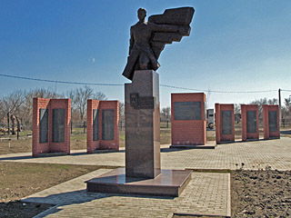 Синодское. Памятник В.Г. Клочкову и погибшим на войне односельчанам